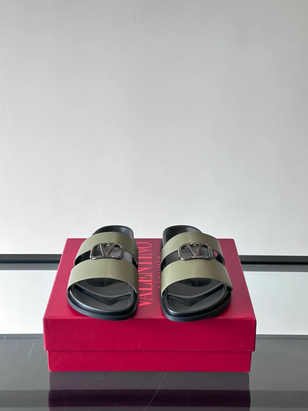 Men's shoes 💰p320 "VALENTINO" Valentino Men's 🧍‍♂️ Spring and summer new style metal rivet flat slippers, elegant sandals, the same style worn by celebrities, original molding, imported calfskin. Rubber outsole. Soft and durable, full set of counter packaging size: 39-44 (customized at 38.45.46)